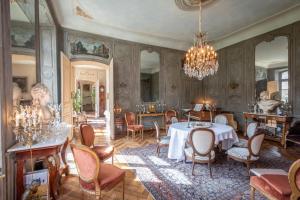 Posezení v ubytování L'Hotel de Panette, Un exceptionnel château en coeur de ville