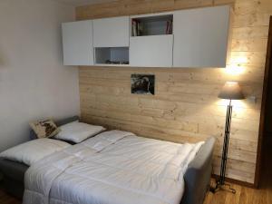Posteľ alebo postele v izbe v ubytovaní Le chalet de "Lamarmotte" T3 rénové avec terrasse sud en rez de jardin + 22 fotografií