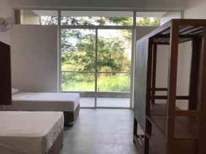 Postel nebo postele na pokoji v ubytování Hostel by kandy Skyloft