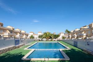 una piscina en medio de un edificio en 3 Bedroom Holiday Villa Benani en Puerto Marino