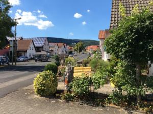 - une vue sur une rue d'une petite ville dans l'établissement Ferienwohnung Holzheimer, à Sandberg