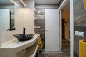 un baño con lavabo y espejo en Casa Camila Family bungalow, en Alfaz del Pi 27 fotos más