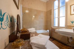 Postel nebo postele na pokoji v ubytování L'Hotel de Panette, Un exceptionnel château en coeur de ville