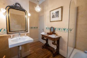 Koupelna v ubytování L'Hotel de Panette, Un exceptionnel château en coeur de ville + 37 fotografií