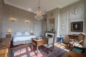 Postel nebo postele na pokoji v ubytování L'Hotel de Panette, Un exceptionnel château en coeur de ville