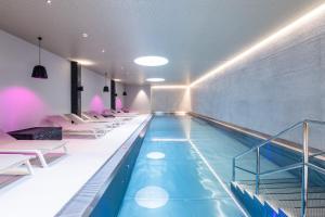 Bazén v ubytování Posthotel Valbella nebo v jeho okolí