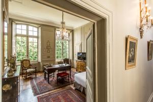 TV a/nebo společenská místnost v ubytování L'Hotel de Panette, Un exceptionnel château en coeur de ville