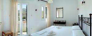 A bed or beds in a room at LEANDROS APARTMENTS