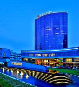 duży budynek ze schodami przed nim w obiekcie 银都酒店 Yandoo Hotel w mieście Yiwu