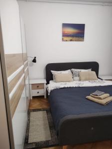 ブカレストにあるNice Studio in Old Townの青い掛け布団が敷かれたベッドのある寝室 +32枚の写真