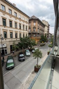 een uitzicht op een straat met geparkeerde auto's bij K46 Residence in Boedapest