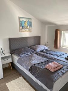 un grande letto in una camera da letto con di Apartment MM22 a Peroj