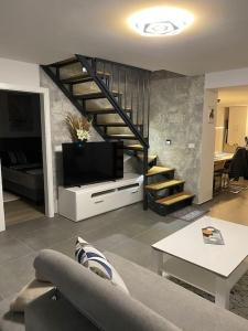 Televízia a/alebo spoločenská miestnosť v ubytovaní Apartment MM22