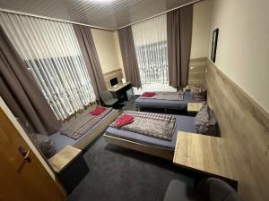 Postel nebo postele na pokoji v ubytování Hotel Pension Pamina