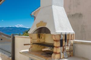 einem Pizzaofen auf dem Balkon in der Unterkunft Villa MONICA with private pool in Risika