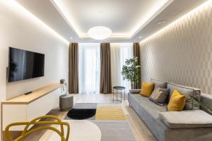 uma sala de estar com um sofá e uma televisão em K46 Residence em Budapeste