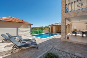 Fotografia z galérie ubytovania Villa MONICA with private pool v destinácii Risika