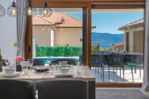 Fotografia z galérie ubytovania Villa MONICA with private pool v destinácii Risika