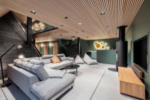 een woonkamer met 2 banken en een open haard bij Glass Resort in Rovaniemi