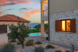 Fotografia z galérie ubytovania Villa MONICA with private pool v destinácii Risika
