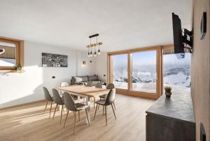 a kitchen and dining room with a table and chairs at Plaz in Livigno
