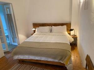 - une chambre avec un grand lit dans l'établissement Klavze 28, à Most na Soči