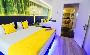 1 dormitorio con 1 cama grande con almohadas amarillas en Tempo Suites Airport en Estambul