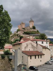 budynek z zamkiem na szczycie wzgórza w obiekcie Style et ambiance w mieście Foix