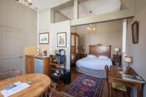 a hotel room with a bed and a table and a table sidx sidx at L'Hotel de Panette, entrée sainte Chapelle - Cathédrale in Bourges