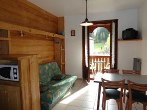 ein Wohnzimmer mit einem Sofa und einem Tisch in der Unterkunft Le Bivouac in Sixt