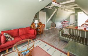 Awesome Home In Sams With Kitchen في Onsbjerg: غرفة معيشة مع أريكة حمراء وطاولة