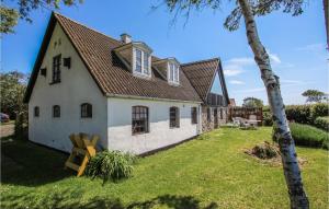 una vieja casa blanca con un patio de hierba en Awesome Home In Sams With Kitchen, en Onsbjerg