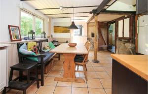 eine Küche mit einem Tisch und Stühlen im Zimmer in der Unterkunft Awesome Home In Sams With Kitchen in Nordby