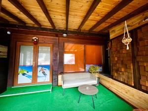 Τραπέζι μπιλιάρδου στο Roots Apartment 2