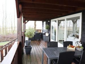 een terras met een tafel en stoelen bij Fantastic brand new vacation home near the Wadden in Paesens