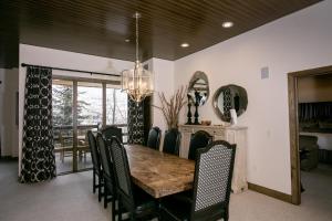 una sala da pranzo con tavolo e sedie di Premium Luxury Three Bedroom Suite with Hot Tub apartment hotel a Park City