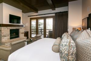 um quarto com uma cama e uma lareira em Premium Luxury Three Bedroom Suite with Hot Tub apartment hotel em Park City