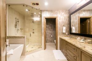 bagno con vasca, doccia e lavandino di Premium Luxury Three Bedroom Suite with Hot Tub apartment hotel a Park City