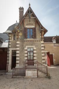 an old building with two benches in front of it at L'Hotel de Panette, entrée sainte Chapelle - Cathédrale in Bourges
