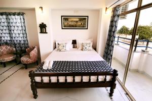 The Lake View Hotel- On Lake Pichola客房内的一张或多张床位