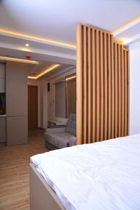 una camera da letto con un letto e un soggiorno di Apartman A20B a Kopaonik