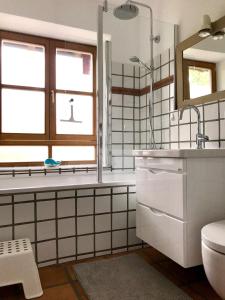 La salle de bains est pourvue d'une baignoire, d'un lavabo et de toilettes. dans l'établissement Bergflüstern, à Garmisch-Partenkirchen