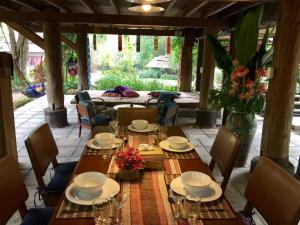 מסעדה או מקום אחר לאכול בו ב-Bulunburi Resort