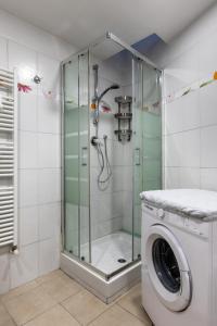 Ett badrum på Massarenti 31 Modern Duplex by Wonderful Italy