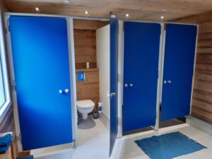 a bathroom with blue doors and a toilet at Gîte de Montagne "Les Ecorces" in La Bresse
