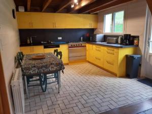 Kuchyňa alebo kuchynka v ubytovaní Gîte de Montagne "Les Ecorces"