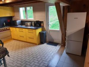 Kuchyňa alebo kuchynka v ubytovaní Gîte de Montagne "Les Ecorces"