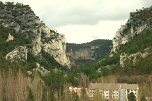 una montaña con un edificio delante de ella en CASA La Playeta, en Puente de Vadillos