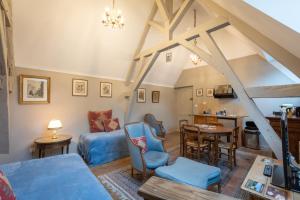 a living room with a blue couch and a table at L'Hotel de Panette, chambres indépendantes - entrée sainte Chapelle in Bourges