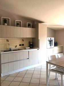 cocina con fregadero, mesa y encimera en CASA CASTELLO en Padenghe sul Garda